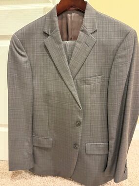 Hart Schaffner Marx Gray Plaid Men's 2 piece Suit!